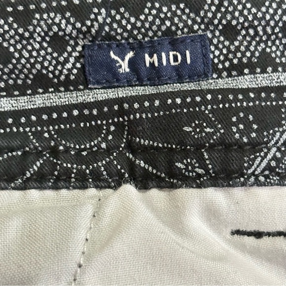 3/$10⚡️American Eagle Black & White Patterned Midi Length Shorts 5” Inseam - Picture 13 of 14